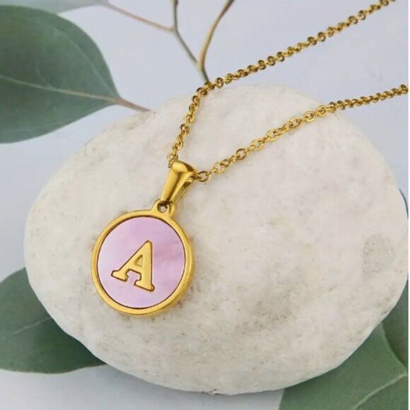 🔅🆕🔅18K Gold Plated Stainless Steel Pink Shell Decor Initial Necklace✨ - Picture 3 of 16